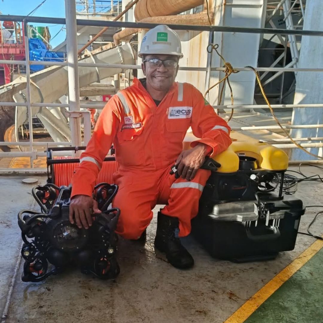 Professor Jackson Afonso no convés, ao lado de dois Mini ROVs